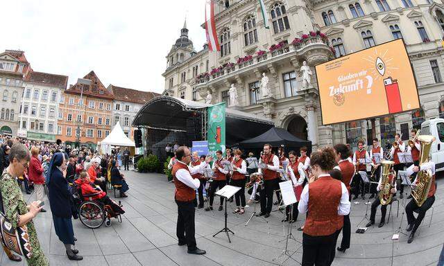 An acht Plätzen in der Grazer Innenstadt und mit verschiedensten Facetten präsentierte sich die Diözese Graz-Seckau zu ihrem 800-Jahr-Jubiläum.