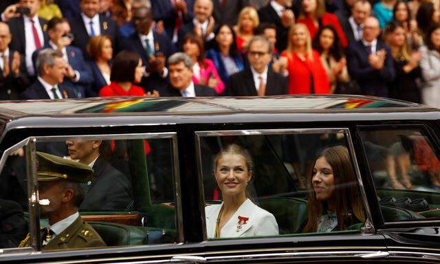 Spaniens Kronzprinzessin (in Weiß) Leonor mit ihrer Schwester Sofia auf dem Weg zur Zeremonie.