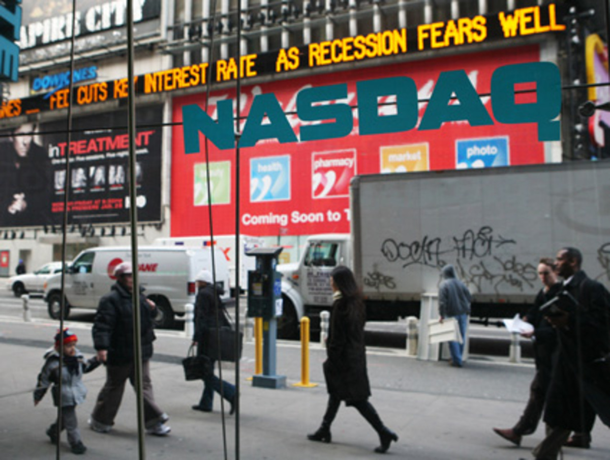 Bis heute herrscht keine Einigkeit darüber, ob sich die USA nun schon mitten in einer Rezession befinden oder noch kurz davor stehen.  So geht John Lipsky, Vizedirektor des Internationalen Währungsfonds, von einem schleppenden Wachstum, nicht aber von einer Rezession aus.  Die wiederholten aggressiven Zinssenkungen der Fed sprechen indes eine andere Sprache.