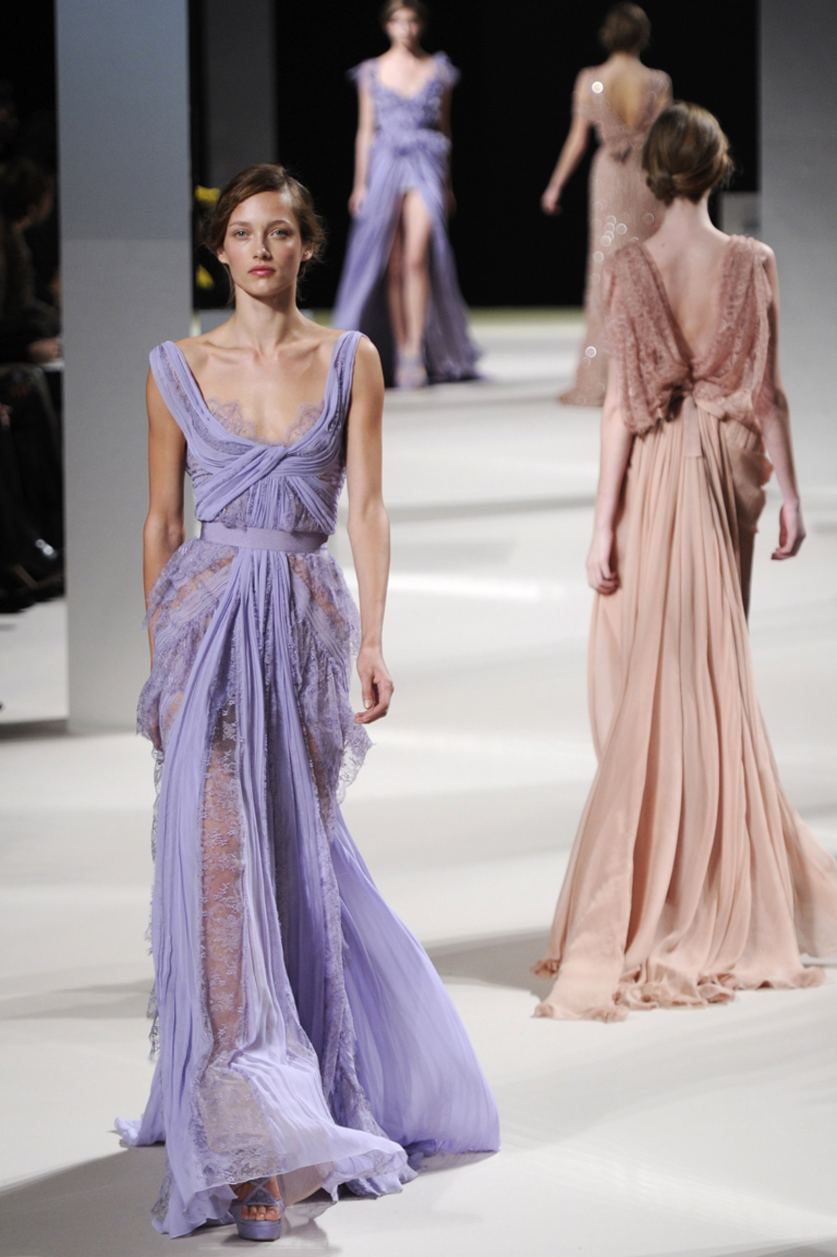 Aufwendig bestickt zeigt Eli Saab wieder makellos schöne Abendroben, die für die Ewigkeit gemacht sind.