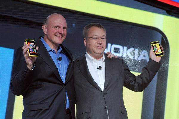 Arm in Arm stellten die Chefs von Microsoft und Nokia, Steve Ballmer und Stephen Elop (v.l.n.r), in New York ihre neuen Hoffnungsträger am Smartphone-Markt vor.