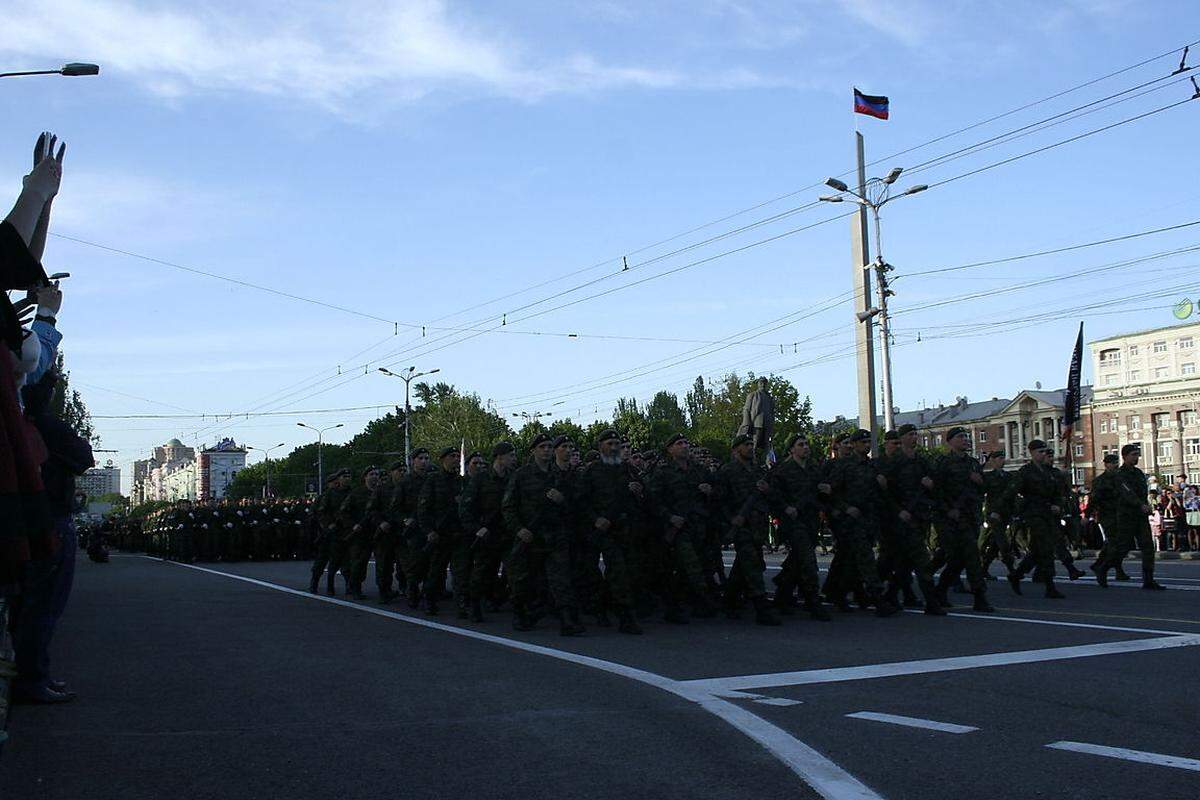 Als der Probelauf für den Aufmarsch beginnt, sind in der Ferne Detonationen zu hören. In Donezk befürchtet man, dass die ukrainische Armee während der Parade "Provokationen" durchführen könnte. Die Stimmung in der Stadt ist angespannt, viele Bewohner haben vorsorglich vor den Mai-Feiertagen Donezk verlassen.