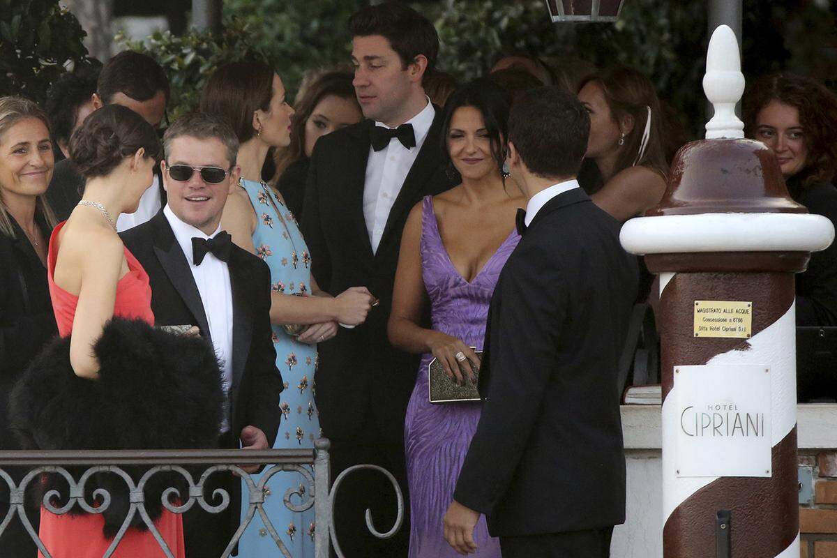 Matt Damon und seine Frau Luciana Barroso vertrieben sich die Wartezeit am Steg mit einem Plausch.