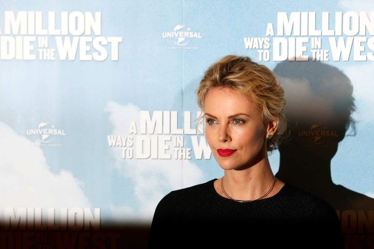 Charlize Theron soll sich sehr großzugig gezeigt haben, nachdem sie in einem Eissalon hatte anschreiben lassen.Theron hatte bei einem Besuch eines Frozen-Yogurt-Shops keine Geldbörse dabei, versprach aber, den Einkauf im Gegenwert von 2,80 Euro später zu bezahlen, wie das Promiportal "TMZ.com" berichtete.  Das tat die Oscar-Preisträgerin demnach auch - und zwar mit einer 100-Dollar-Note. Das Wechselgeld gab sie der Bedienung als Trinkgeld.