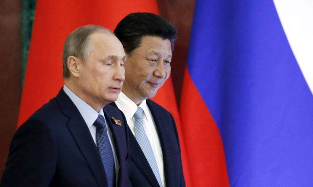 Russia's President Putin and China's President Xi Jinping arrive to documents signing ceremony during their meeting at Kremlin in Moscow