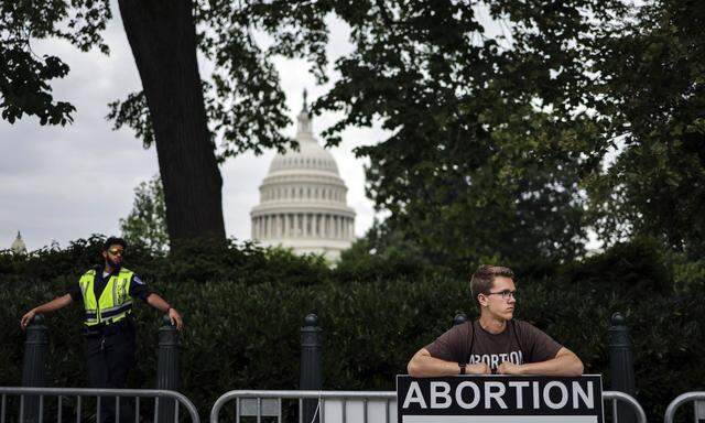Vor dem obersten US-Gericht finden sich nach seiner Entscheidung zum Abtreibungsrecht Befürworter beider Seiten ein. Die einen jubeln und feiern das Urteil, die anderen sind entsetzt.