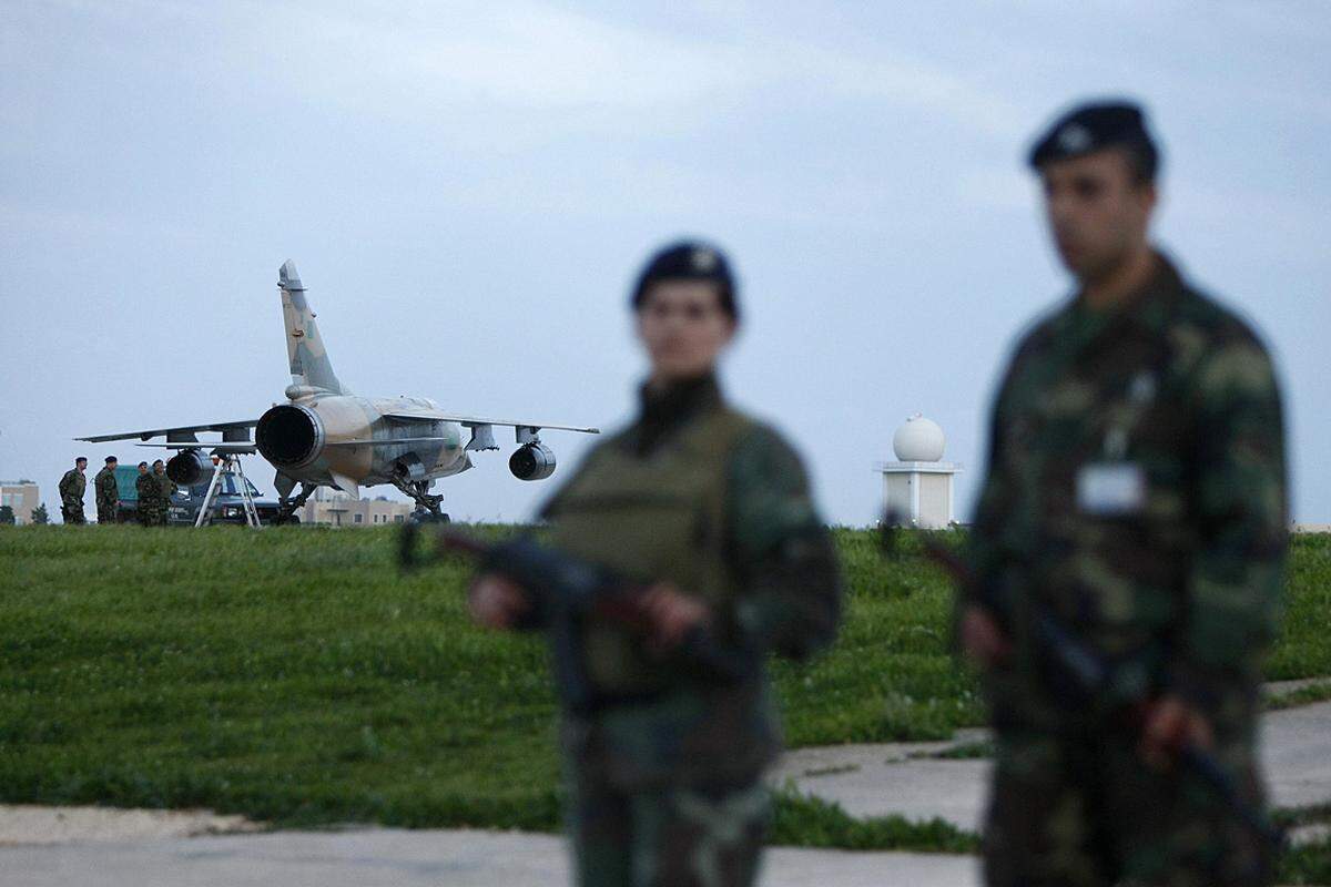 Die Piloten sollen in dem Inselstaat um politisches Asyl angesucht haben.