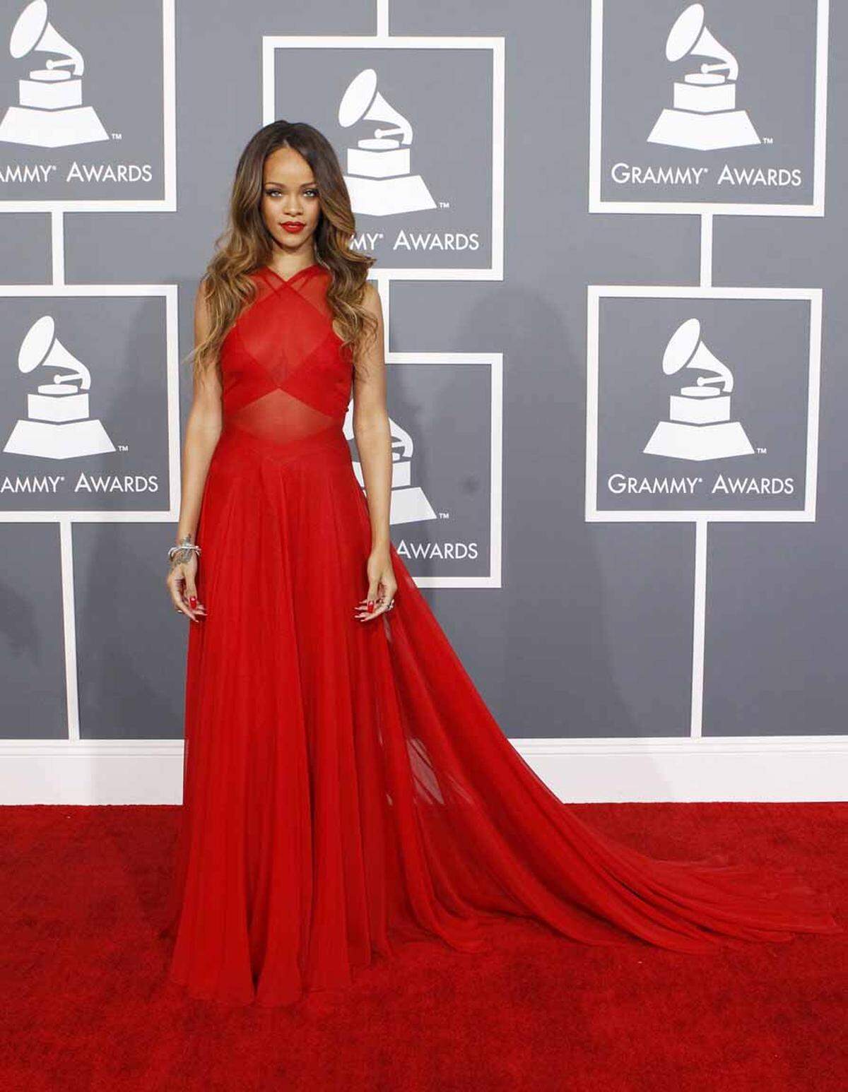 Ganz skandalfrei zeigte sich Sängerin Rihanna auf dem roten Teppich der Grammy Awards. Sie trug eine elegante rote Robe von Azzedine Alaia.