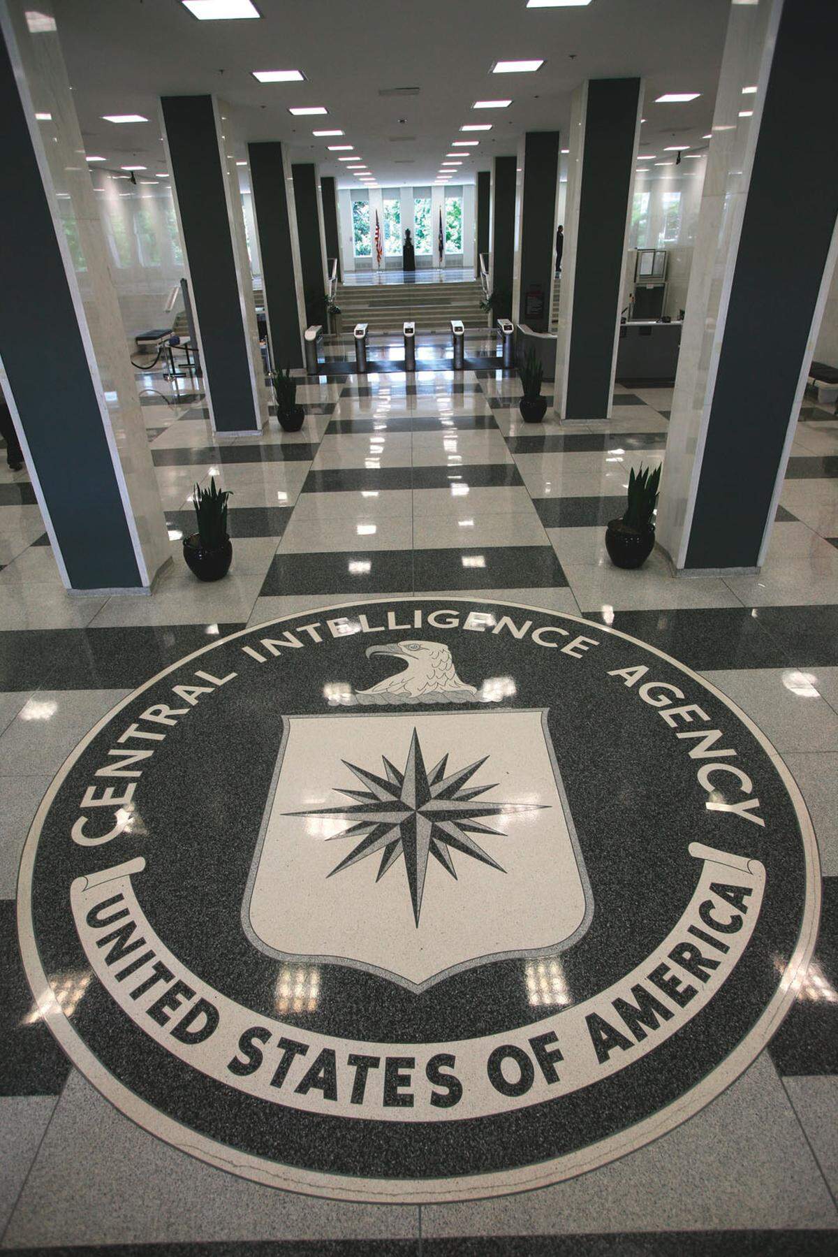 Die CIA ist der zentrale Nachrichtendienst der Vereinigten Staaten und versorgt die Entscheidungsträger in Washington mit Informationen zu Angelegenheiten der nationalen Sicherheit. Hier ist ihr Hauptquartier zu sehen - zumindest der Eingang dazu. Der Sitz der CIA, das George Bush Center for Intelligence in Langley, zählt zu den sichersten Gebäuden der Welt.