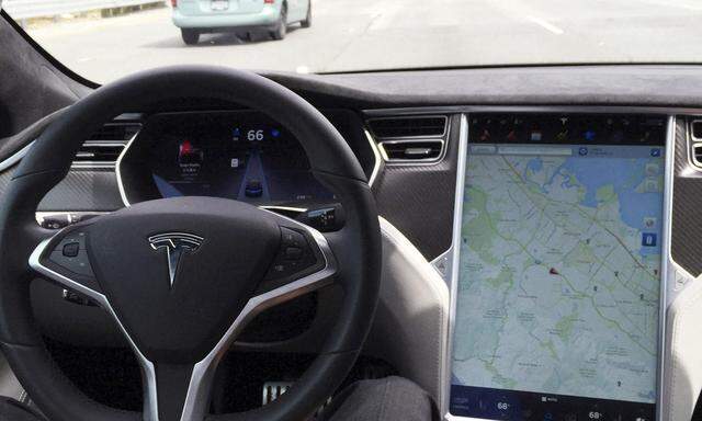 Probleme mit Autopilot: Tesla ruft zwei Millionen Autos zurück