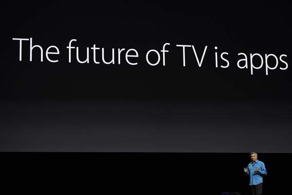 Mit dem neuen TVOS soll Apple TV die "Zukunft des Fernsehens" werden. Für ein globales Unternehmen ist der Apple TV in seinen Funktionen außerhalb der USA und Frankreich sehr eingeschränkt. Interessant wird es in Bezug auf die Nutzung der Apple-TV-Box als zentrale Heimsteuerung. Auch hier ist natürlich Siri mit an Bord und wurde seit Einführung des Assistenten auf diese Plattform nochmals ausgebaut. Semantik und Kontext sind generell ein zentrales Siri-Thema auf der diesjährigen WWDC. Auch die erneuerte App, um das iPhone als Fernbedienung zu nutzen, wurde vorgestellt.