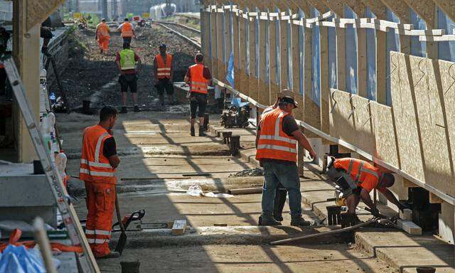 Baumanahmen zur Instandhaltung der Infrastruktur Aufbauten aus Holz und Folie zum N�sse und Wetter