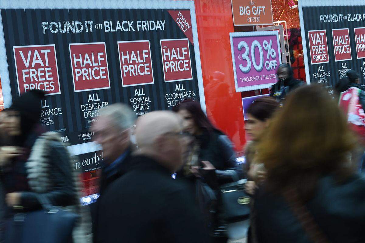 Mittlerweile hat sich der Black Friday auch in Europa etabliert. Selbst auf der prominenten Oxford Street in London wird mit hohen Abschlägen geworben.