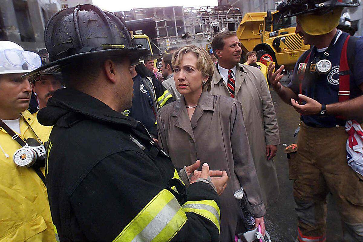 Im November 2000 gewinnt Hillary die Wahl zur Senatorin von New York. Sie folgt dem legendären Daniel Patrick Moynihan und ist die erste Frau aus dem „Empire State“ in diesem Amt. Nach den Anschlägen vom 11. September 2001 setzt sie sich in Washington für die rasche Entschädigung gesundheitlich geschädigter Feuerwehrleute und sonstiger Rettungsarbeiter am „Ground Zero“ ein, und sie stimmt für die Irakinvasion im März 2003.