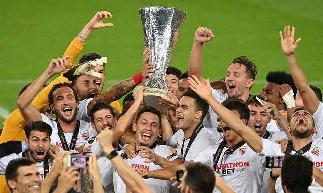 Sevilla-Spieler jubeln mit Pokal