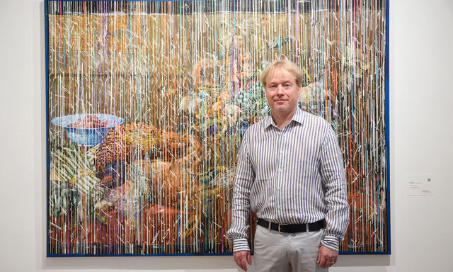 Künstler Doug Argue vor einem der Bilder in Wien: In „Triumph of Time“ fließen über das Motiv eines Stilllebens von Frans Snyders Buchstaben aus einem Text von Arthur Rimbaud.