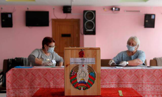 Gewählt wird sechs Tage lang: Im Bild eine Wahlstation im Dorf Skirmantovo.