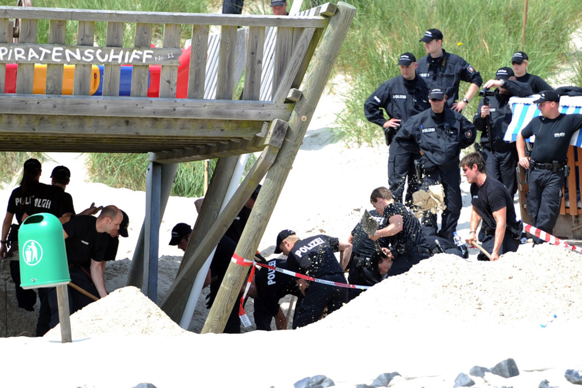 Einsatzkräfte entdeckten am Mittwochnachmittag die Leiche des Buben tief im Sand begraben.