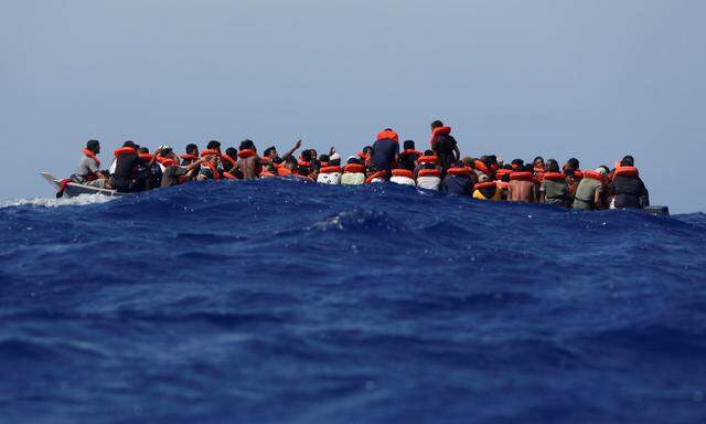 Archivbild von einer Rettungsaktion der Sea-Watch 3 vor der italienischen Insel Lampedusa.
