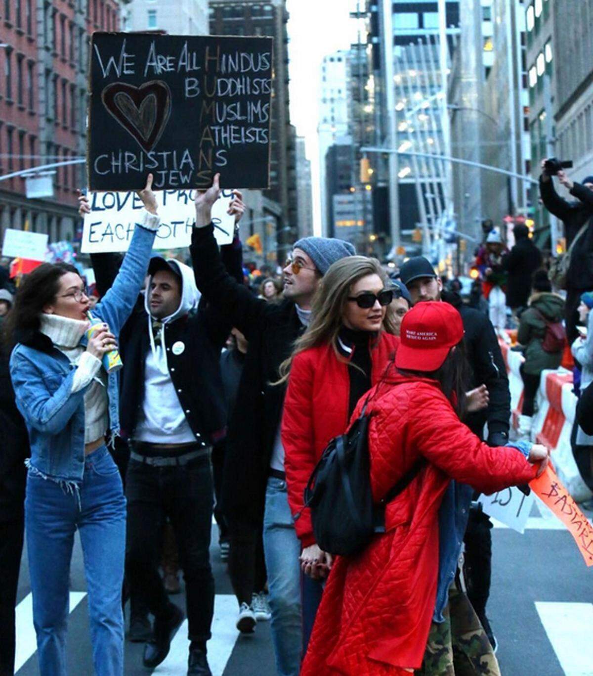 Bella und Gigi Hadid protestierten in New York.