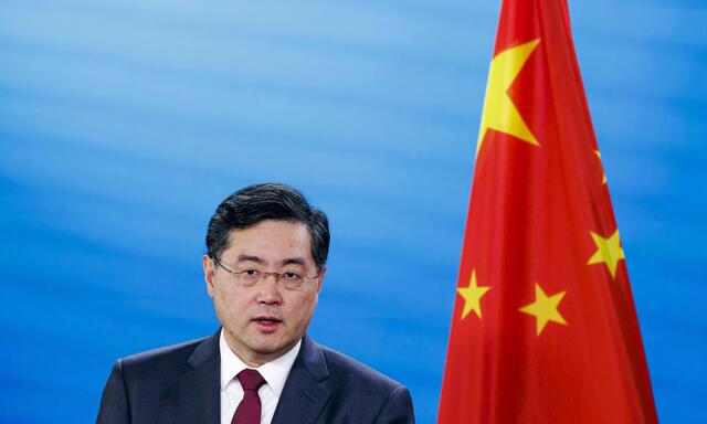 Außenminister Qin Gang galt als Shootingstar innerhalb der Kommunistischen Partei Chinas mit besten Verbindungen zu Xi Jinping. Nun hat seine Karriere ein jähes Ende genommen. 