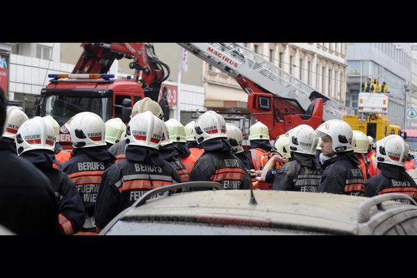 Die Wiener Berufsrettung rückte mit dem Katastrophenzug aus. Die Berufsfeuerwehr rief Alarmstufe 3 aus - und stand mit mehr als 100 Mann im Einsatz.