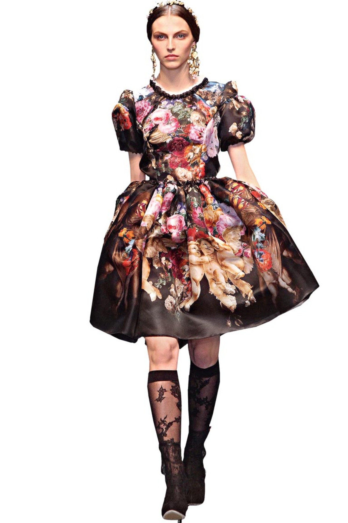 Dolce & Gabbana, die zum ersten Mal keine Zweitlinie mehr über den Laufsteg schicken mussten, ließen der Blümchen einige über ihre Entwürfe rieseln – manche Dessins erinnerten an die Petit-Point-Stickereien von Maria Theresias Hofdamen.