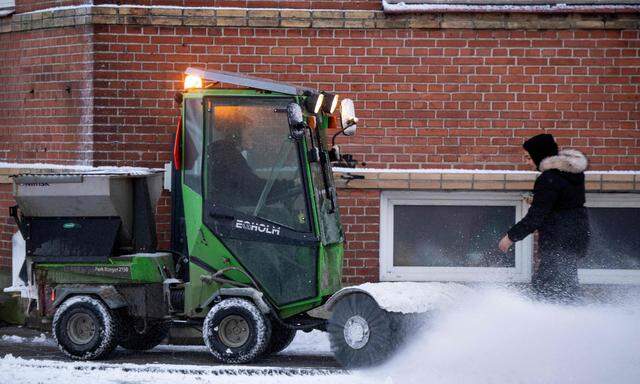 Ein Schneefahrzeug macht den Fußgängerweg in Jutland, Dänemark, frei.