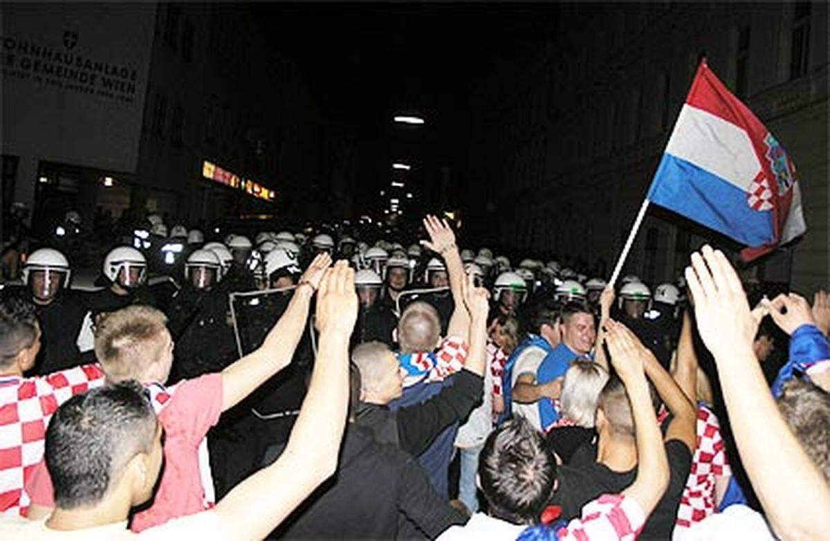 Einige kroatische Fans verkraften die Niederlage nicht und werfen mit Feuerwerkskörpern und Flaschen in den türkischen Sektor.