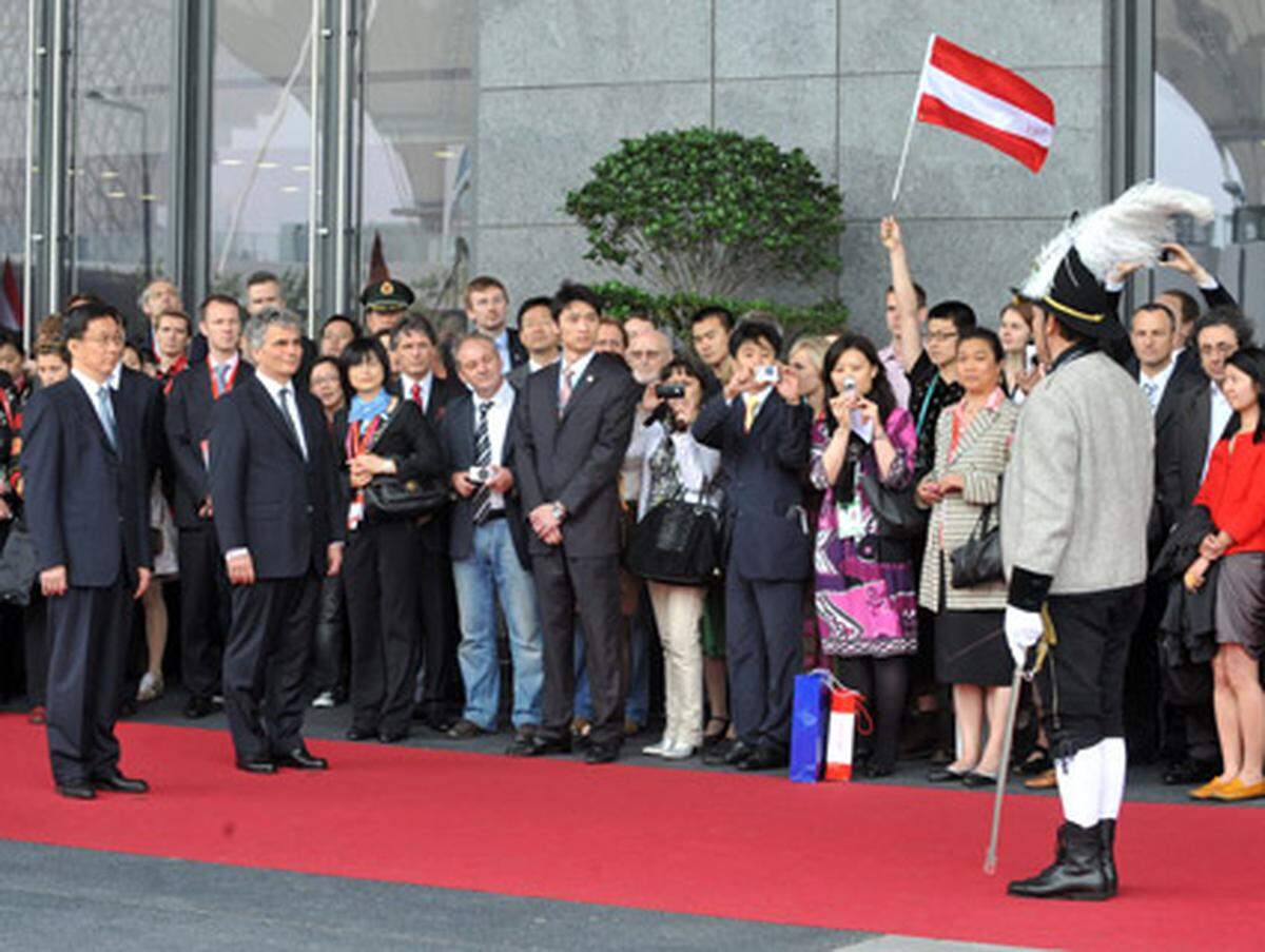 Anlässlich des "Österreich-Tages" besucht der Kanzler die Expo 2010.