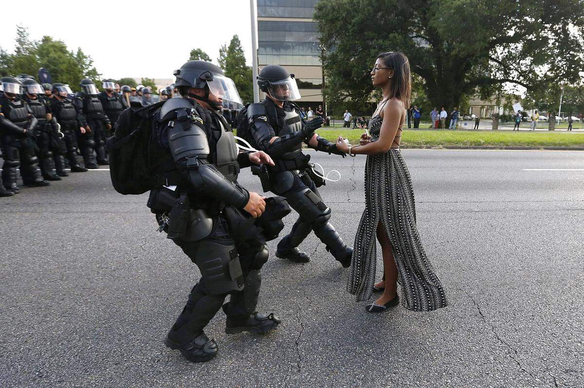 "Taking A Stand In Baton Rouge" heißt das Foto von Jonathan Bachman. Die 29-jährige Krankenschwester und Mutter Ieshia Evans stellte sich bei Protesten gegen Polizeigewalt in Baton Rouge Uniformierten entgegen. Die Proteste flammten auf, nachdem dort ein Afroamerikaner von zwei weißen Polizisten erschossen worden war. 