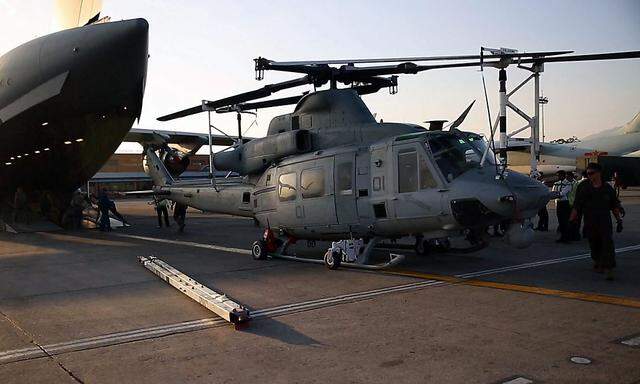 Ein UH-1Y Huey-Helikopter der US-Army wird am Flughafen von Kathmandu ausgeladen.
