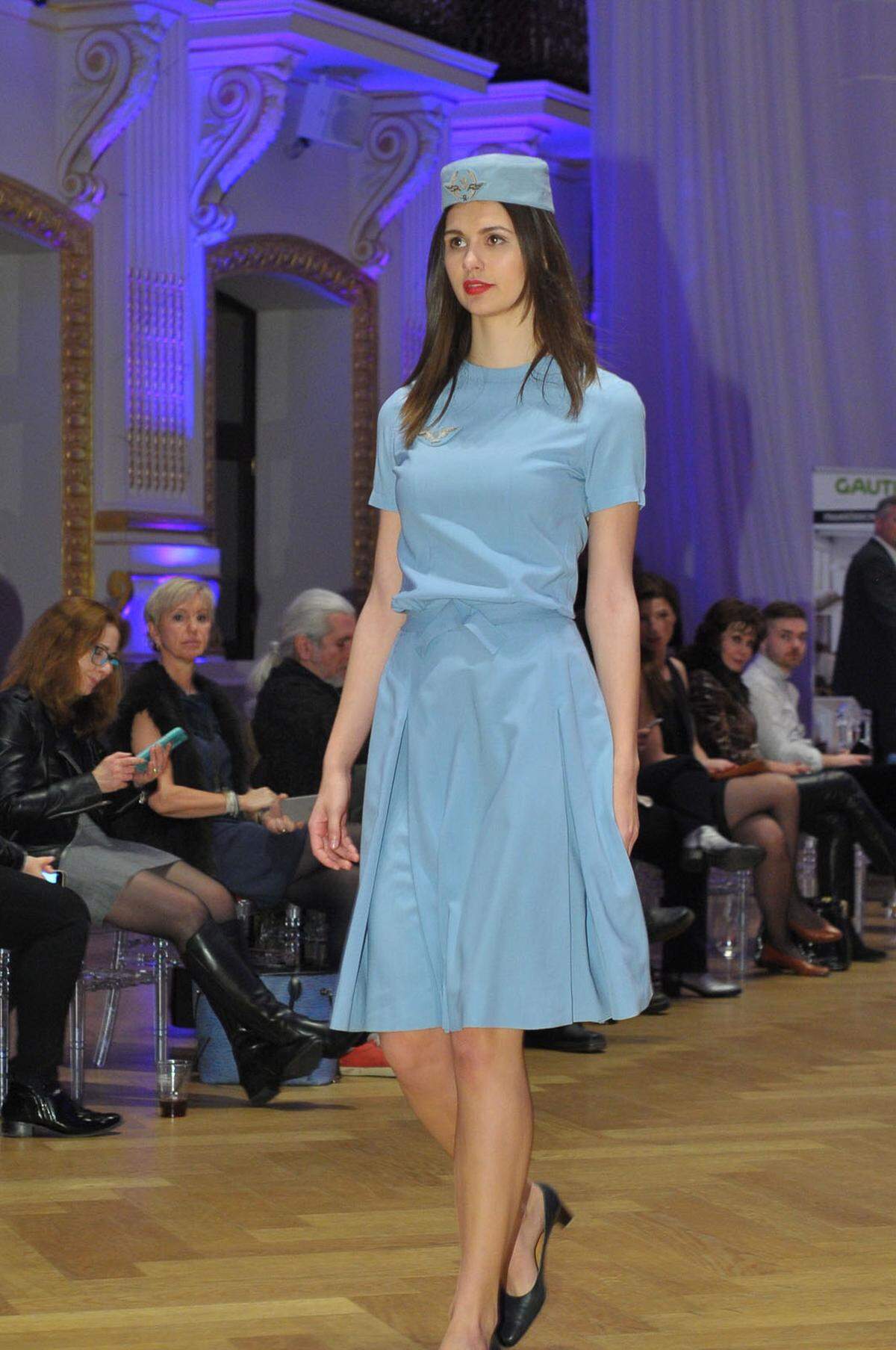 Große medialer Beachtung fand die neue Uniform 1963. Kein Wunder: Das Modehaus Christian Dior unter der kreativen Leitung von Marc Bohan zeichnete für die eleganten Uniformen verantwortlich. Das zartblaue Sommerkleid wurde mit einem Pillbox-Hut kombiniert.