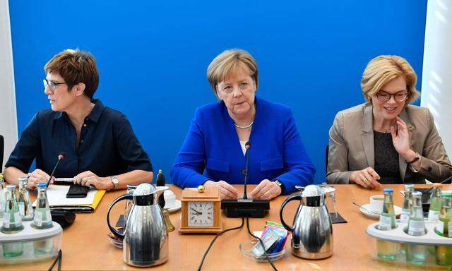 Archivbild: Die CDU-Spitze (v.li.: Kramp-Karrenbauer, Merkel, Klöckner) fordert Ziehen an einem Strang.