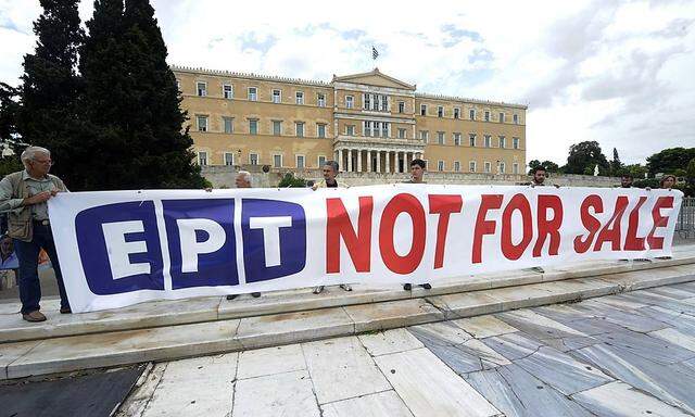 Demonstranten vor dem Parlament in Athen.