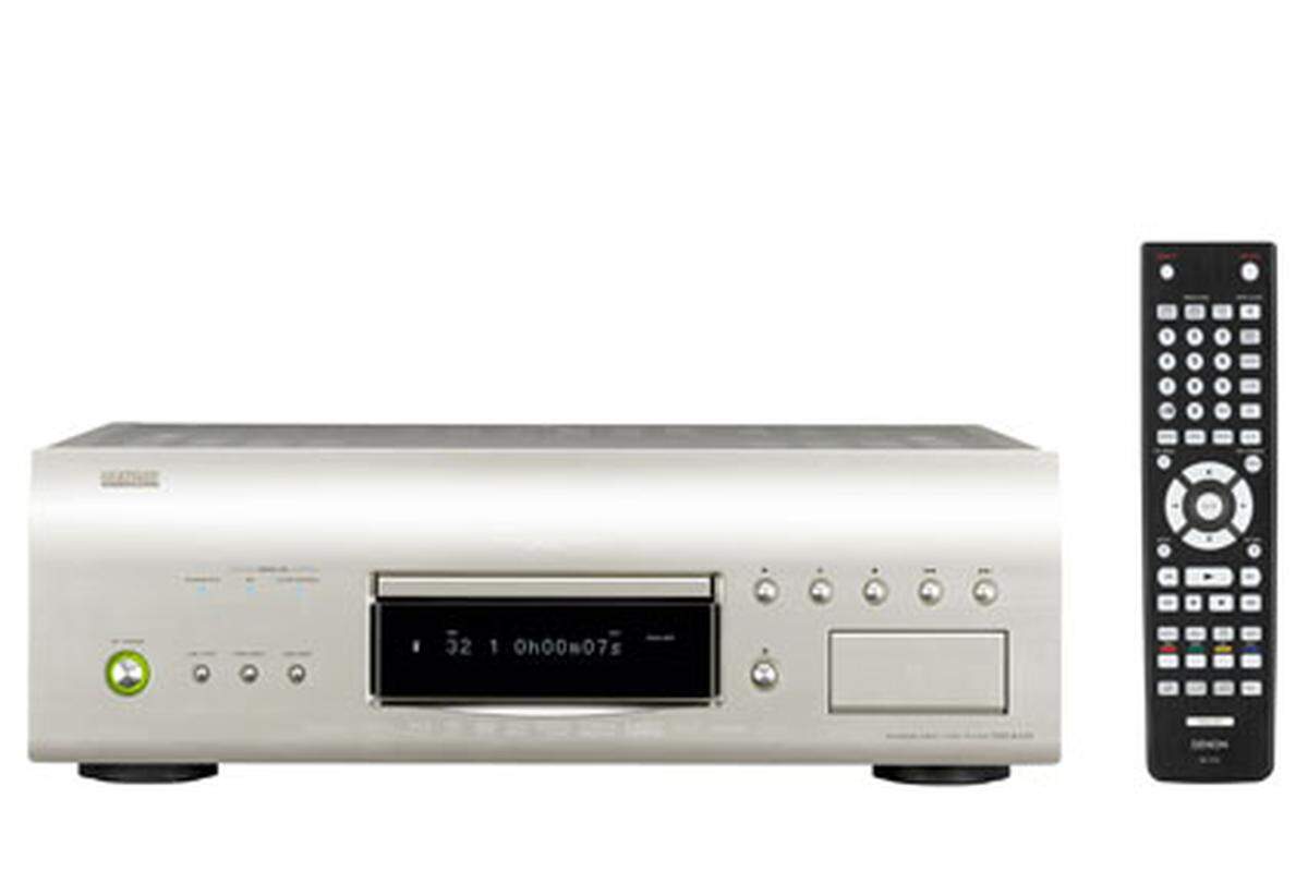 Der DVD-A1UD von Denon: Der Universalplayer sorgt bei Heimkinofreunden für die perfekte Wiedergabe von Videos auf Blu-ray oder DVD. Als erstes Gerät seiner Art kann der DVD-A1UD neben fast allen gängigen Video­formaten auch Super-Audio-CD und DVD-Audio wiedergeben. Störende Einstrahlungen und Rauschanteile werden effizient eliminiert – mit einer Technik, die normalerweise im Studiobereich zum Einsatz kommt. Eine weitere Feinheit ist der doppelte HDMI-Ausgang, der es erlaubt, digitale Audio- und Videosignale getrennt voneinander zu unterschiedlichen Endgeräten zu übertragen. Preis: 5000 Euro. www.denon.at