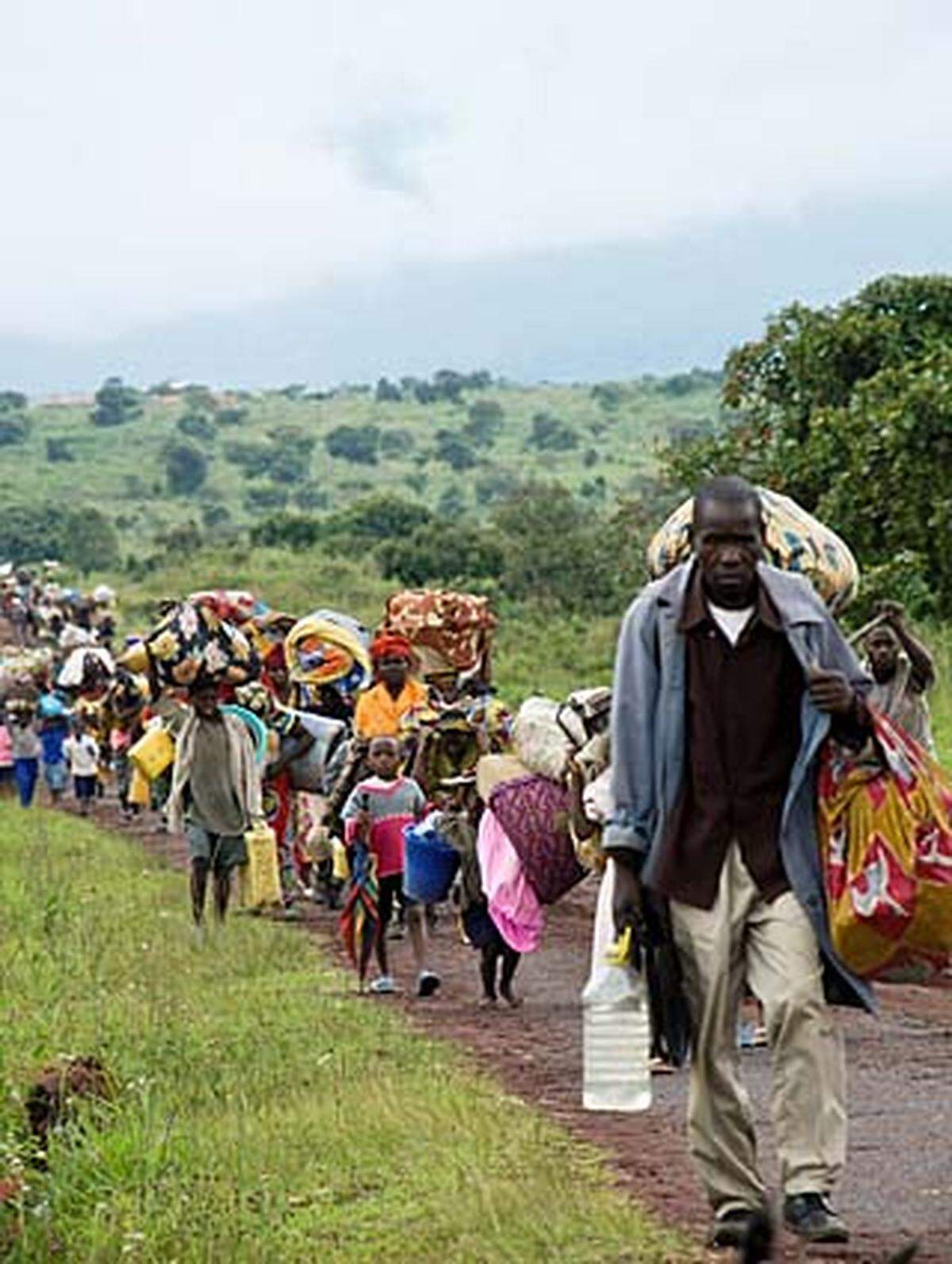 Die neuerlichen Kämpfe haben die beschränkten Fortschritte im Friedensprozess des Kongo wieder deutlich gemacht. Im Jänner 2008 hatten Regierung und Rebellen ein Friedensabkommen unterzeichnet. Es sah als ersten Schritt die räumliche Trennung der Konfliktparteien durch einen von der UN-Mission überwachten Korridor vor.  Freie Wahlen im Jahr 2006 und eine Flut von Investoren, vor allem im Bergbau- und Öl-Sektor hatten einen Hoffnungsschimmer für das rohstoffreiche Land geweckt.
