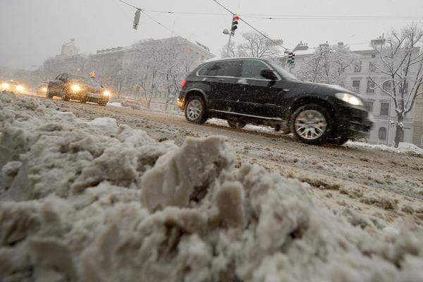 Die starken Schnefälle sorgen - wenig überraschend - für schwierige Bedingungen auf Wiens Strassen.