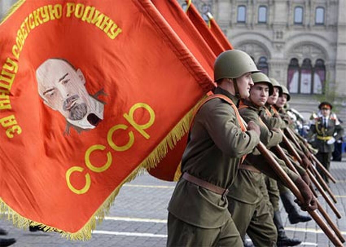 Angeführt wurde die Militärparade zum 63. Jahrestag des Sieges über Hitler-Deutschland von Fahnenträgern einer russischen Ehrengarde. Die Kadetten trugen die Fahne der Russischen Föderation, die rote Flagge des Sieges und die Flagge der russischen Streitkräfte auf den Platz vor den Kremlmauern.