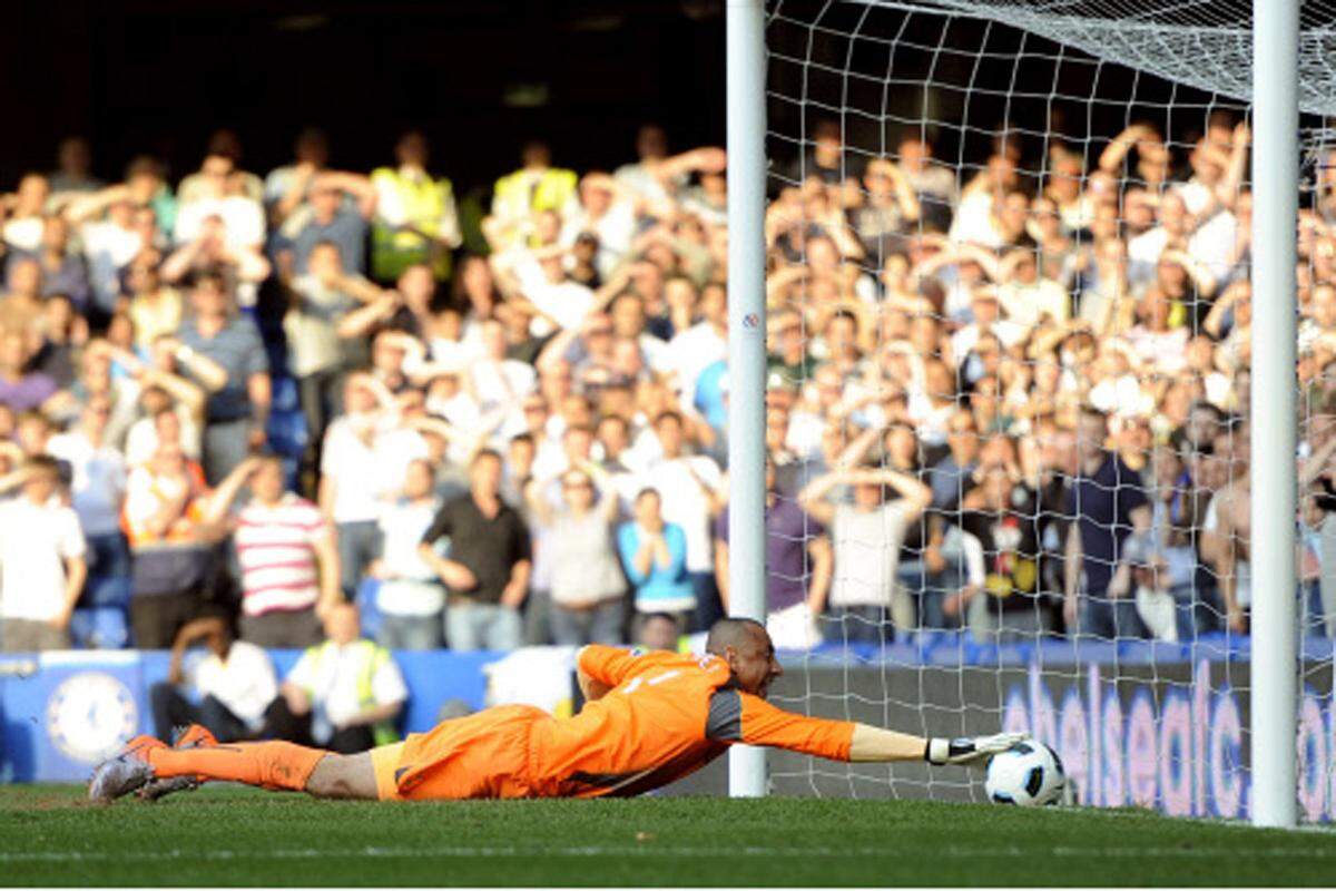 Tottenham Hotspurs Torhüter versucht Frank Lampards Schuss noch vor der Torlinie zu stoppen. Das Tor wurde dennoch gegeben.