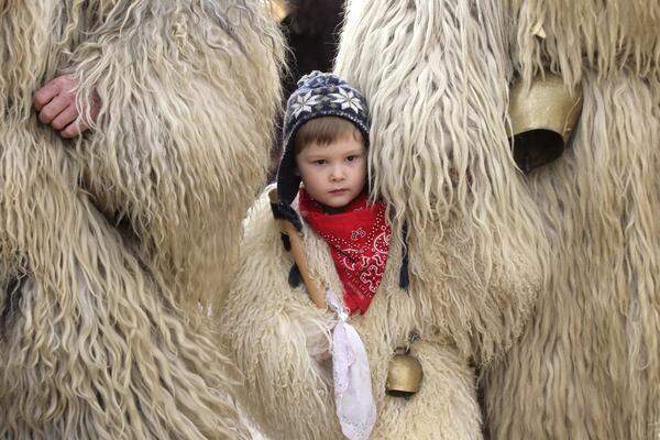 Äußerlich ähnlich sehen die Karnevals-Kostüme in Litija in Slowenien aus. Hier steht der "Kurent" Pate für die Kostüme, eine flauschiger Dämon, der den Winter vertreibt.