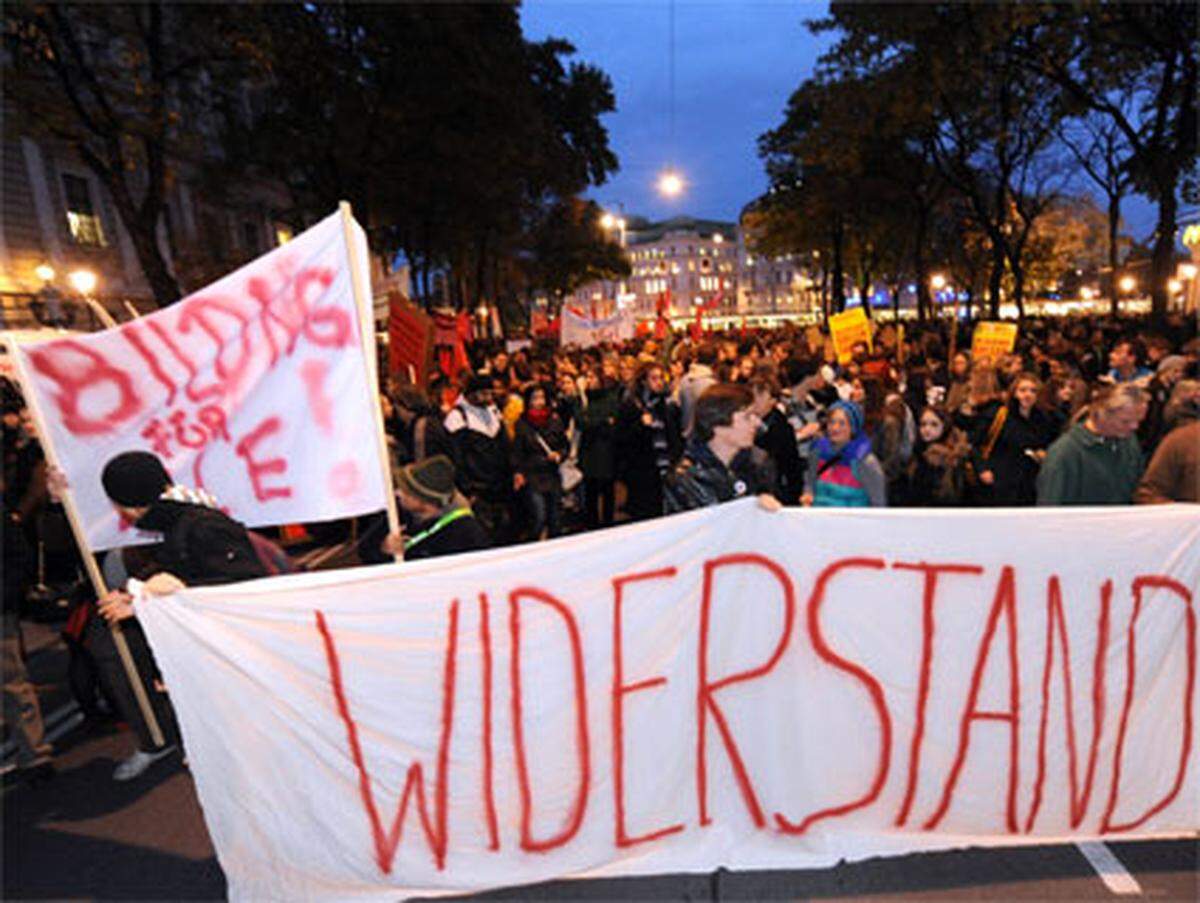 An einer Demonstration durch die Wiener Innenstadt beteiligten sich am Abend an die 20.000 Personen, die Veranstalter sprechen gar von 50.000. Im Anschluss wird der H&ouml;rsaal C1 am Wiener Uni-Campus im Alten AKH besetzt.