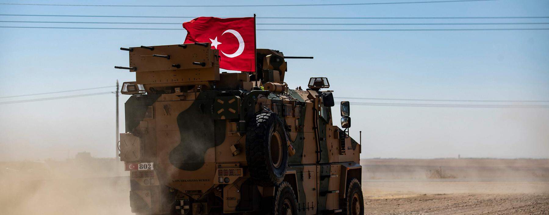 Ein gepanzerter türkischer Aufklärungswagen/Truppentransporter vom Typ „Kirpi“ (Igel) auf Patrouillenfahrt unweit der syrischen Grenze (Archivbild vom September).