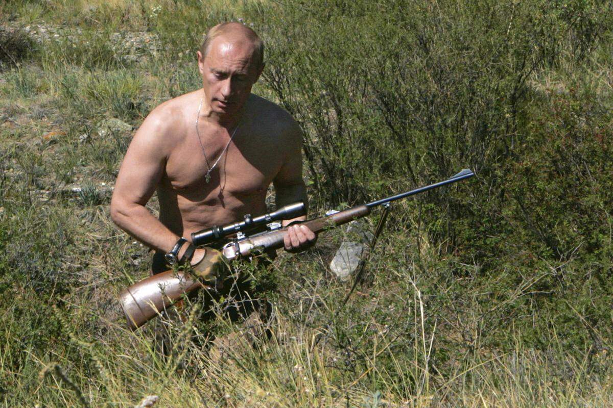 Putin inszeniert sich in der Öffentlichkeit gerne als "starker Mann". Er zeigt sich oben ohne bei der Jagd und beim Reiten, lässt sich beim Eishockey-Spielen, Tauchen, Rennfahren und Judo ablichten.