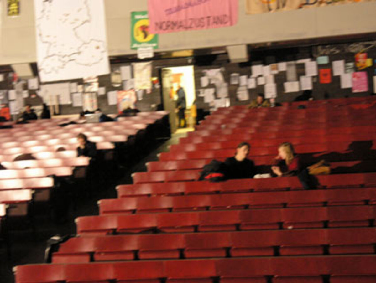 In der Zwischenzeit hat Rektor Winckler verkündet, dass er einer Forderung der Studenten nachkommen will und sich am Freitag einer Diskussion mit dem Plenum stellen will - der Hörsaal wird dann sicher wieder platzend voll sein.