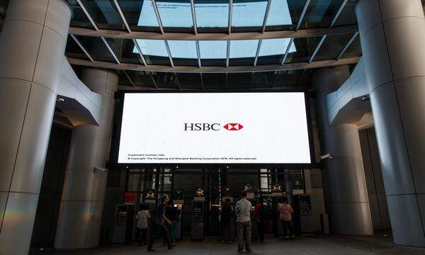 HSBC Holdings Plc könnte Handelsgeschäfte, die rund 20 Prozent vom Investmentbanken-Ertrag in London generieren, nach Paris verlagern, erklärte CEO Stuart Gulliver im Interview mit Bloomberg TV in Davos beim Weltwirtschaftsforum. Speziell Aktivitäten, die der EU-Rechtsprechung unterliegen, seien betroffen.