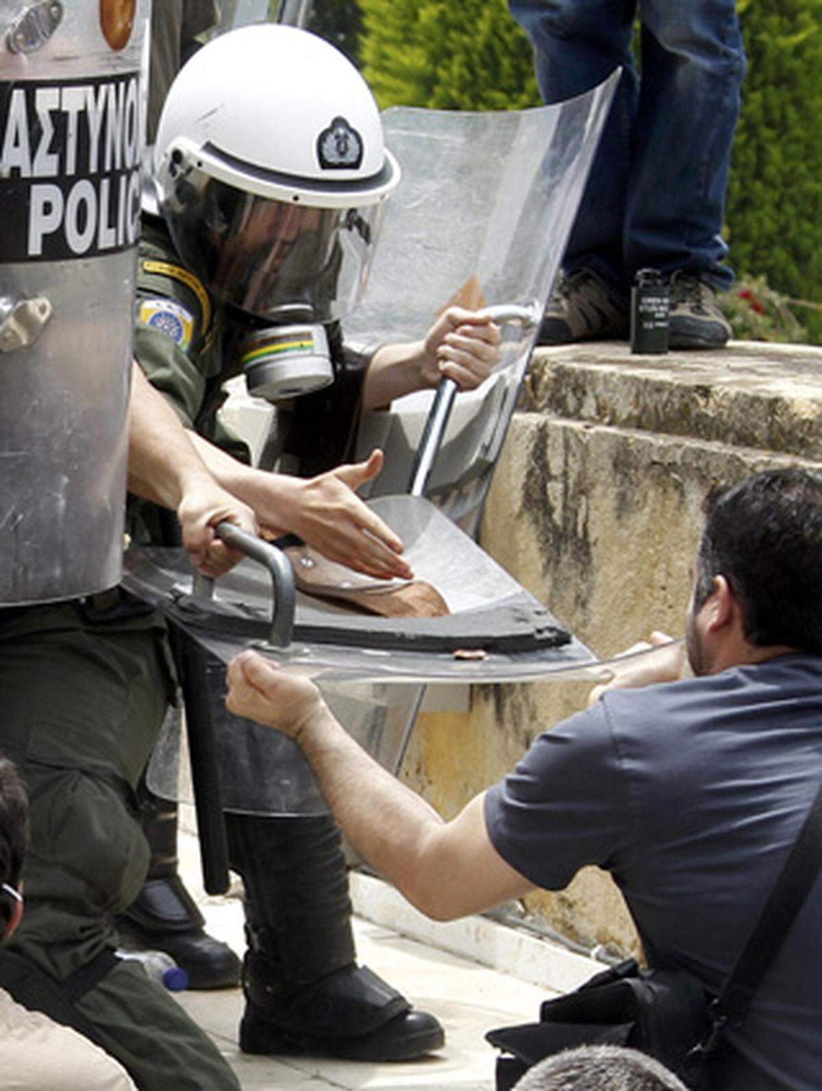 In der Hauptstadt Athen setzte die Polizei Tränengas gegen Demonstranten ein....