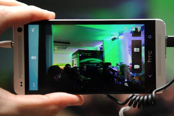 Stattdessen betont HTC die Qualität der Bilder und die Größe der Pixel des Sensors (2,0 µm), dank denen die Kamera um 300 Prozent mehr Licht einfangen soll als Konkurrenzprodukte. In der kurzen Zeit, in der das HTC One zum Ausprobieren verfügbar war, konnte diese Behauptung nicht ausreichend geprüft werden. Die Kamera schien aber bei dunkler Umgebung immer noch ausreichend gute Qualität zu liefern.