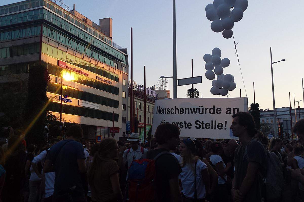 Unter den Demonstranten fanden sich jüngere und ältere Menschen, einie Leute kamen mit ihren Kindern.