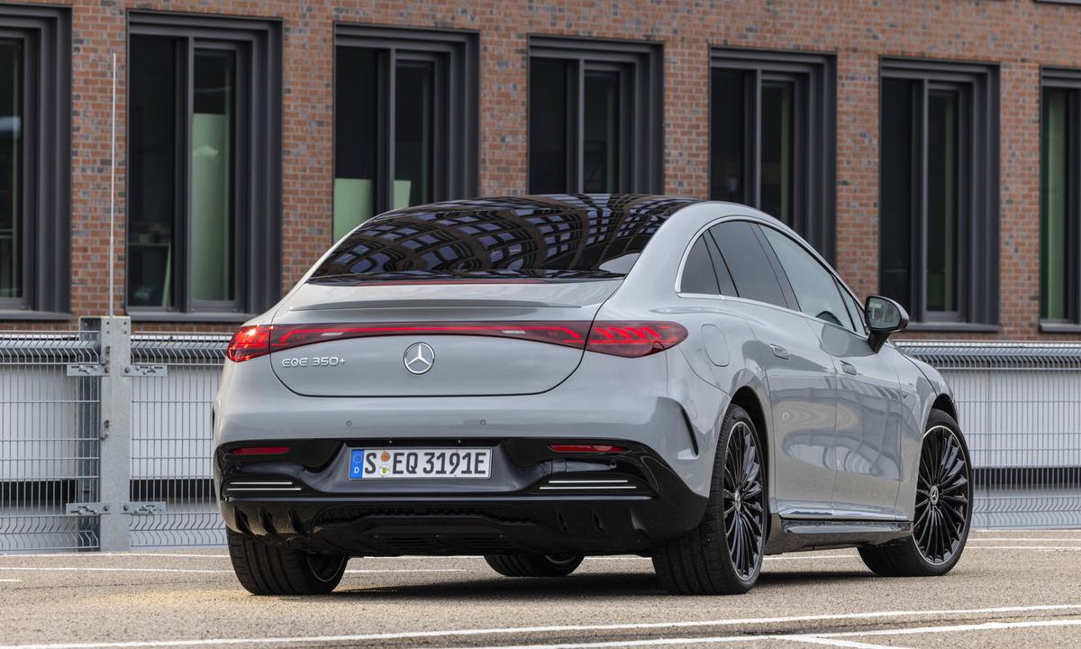 Dem Fahrtwind gibt der EQE wenig Angriffsfläche. Innen gibt es auf Wunsch das riesige Display, das bis zum Beifahrer reicht. 